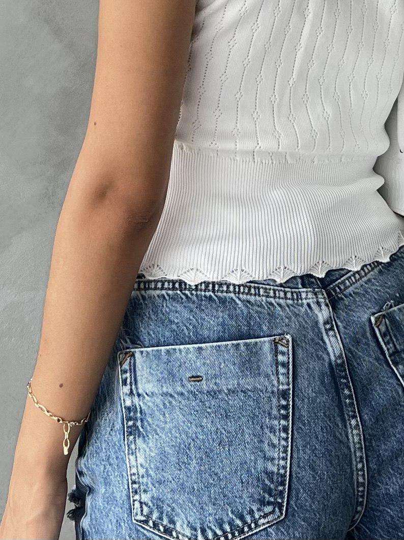 sleeveless T-shirt
