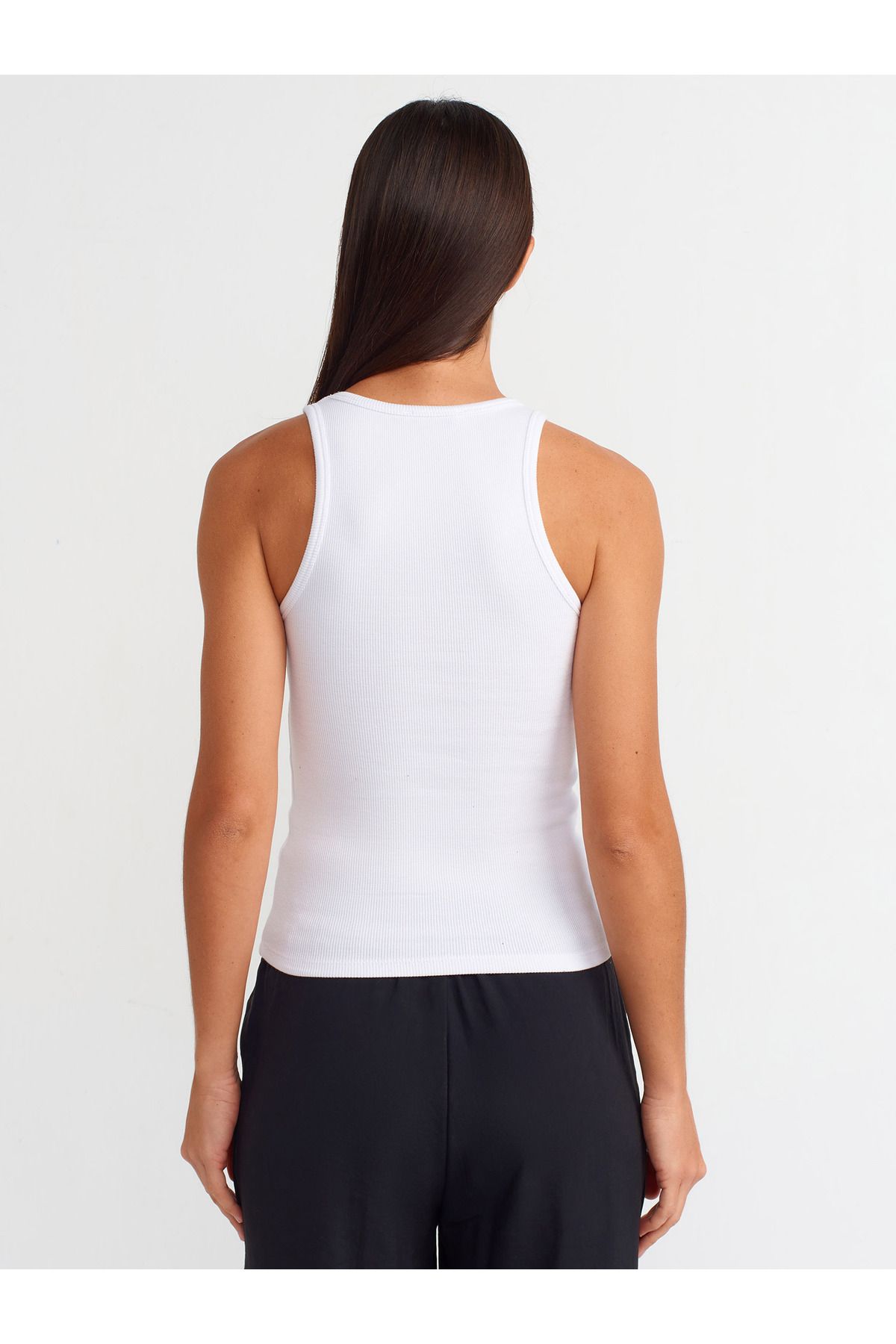 sleeveless T-shirt