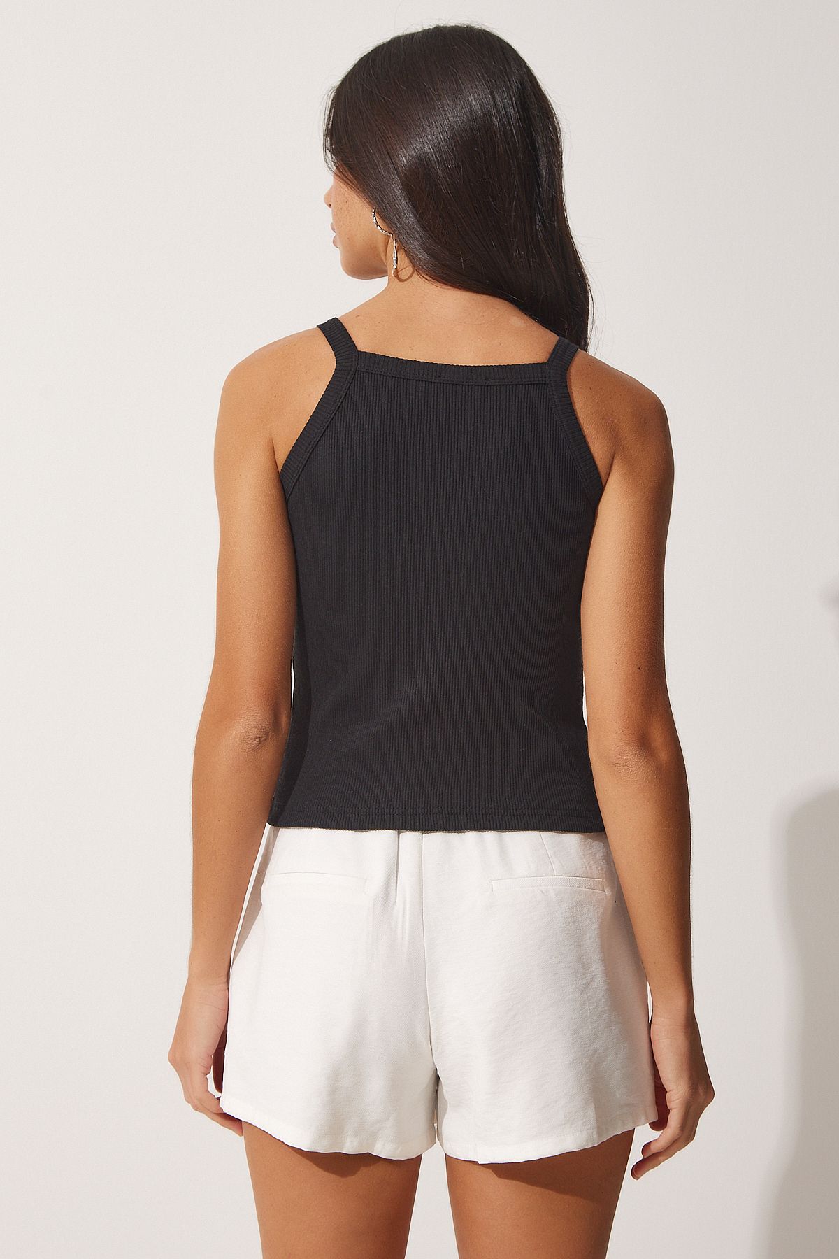 sleeveless T-shirt