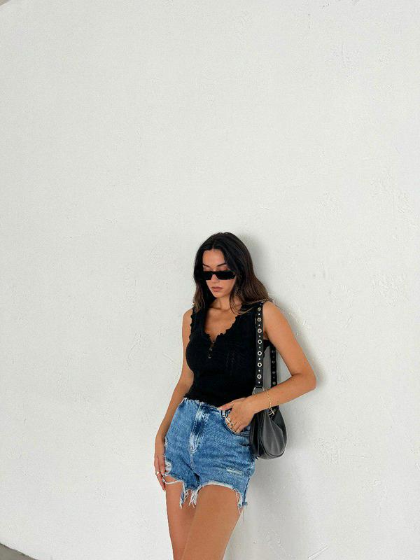 sleeveless T-shirt