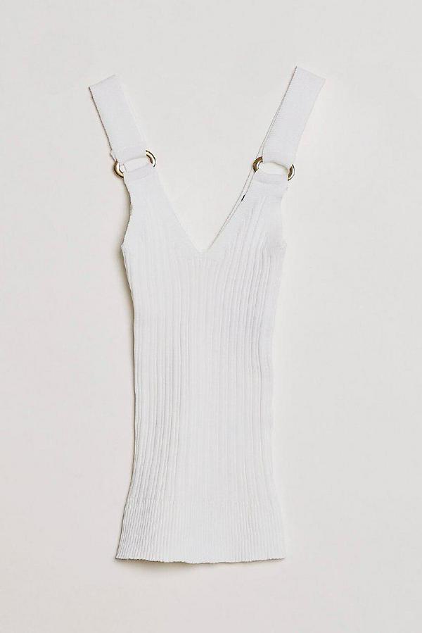 sleeveless T-shirt