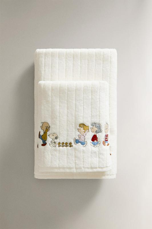 CHILDREN'S VELOUR PEANUTS™ TOWEL