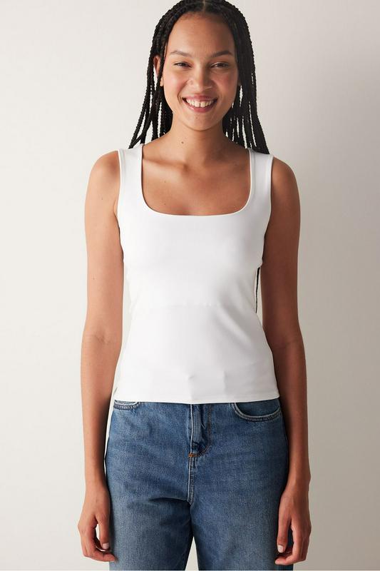 sleeveless T-shirt