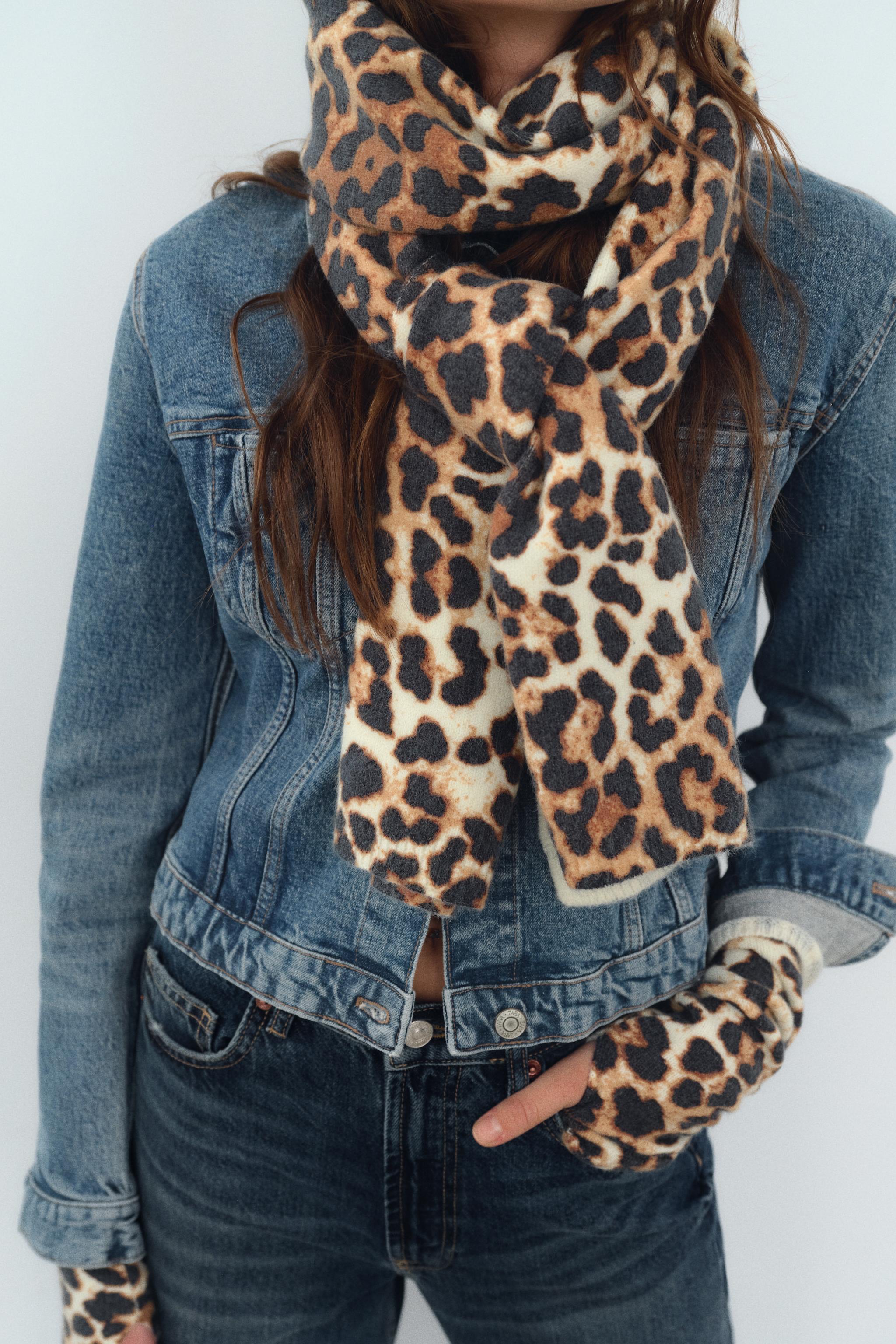 FINE KNIT ANIMAL PRINT SCARF