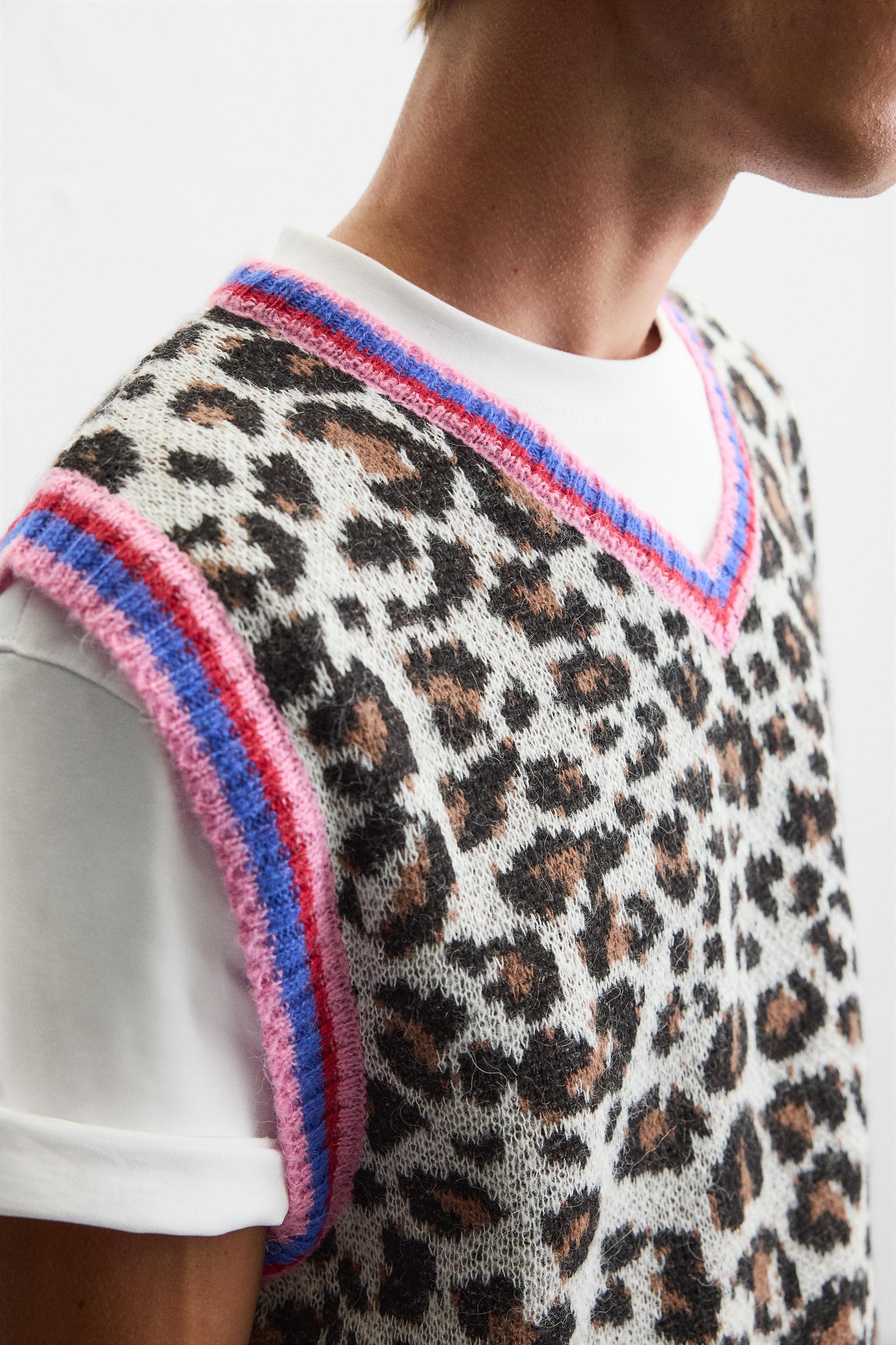 ANIMAL JACQUARD KNIT VEST