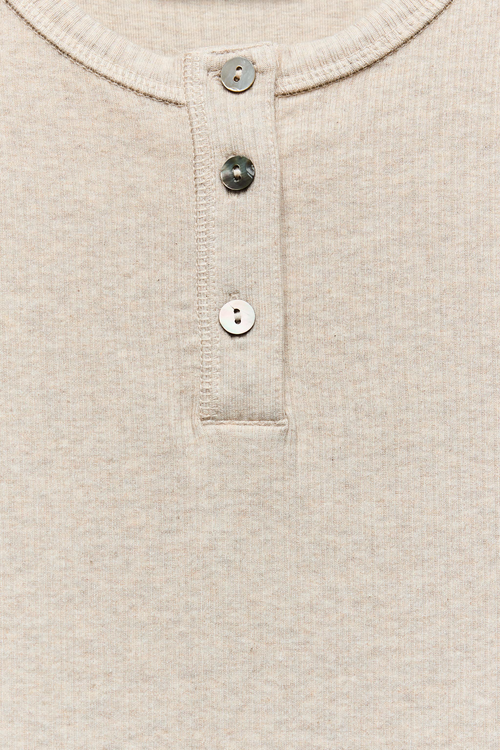 RIBBED T-SHIRT WITH BUTTONS