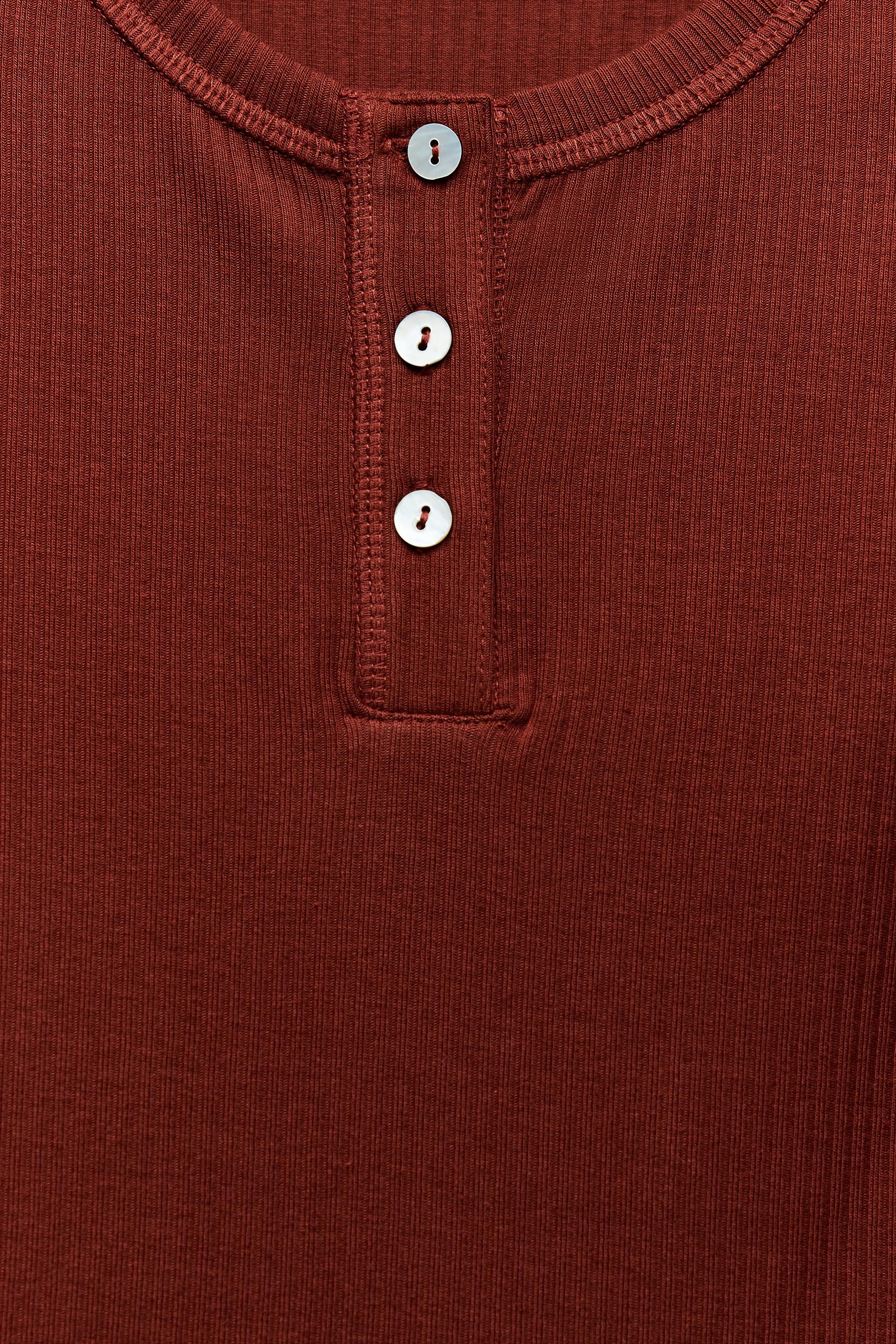 RIBBED T-SHIRT WITH BUTTONS