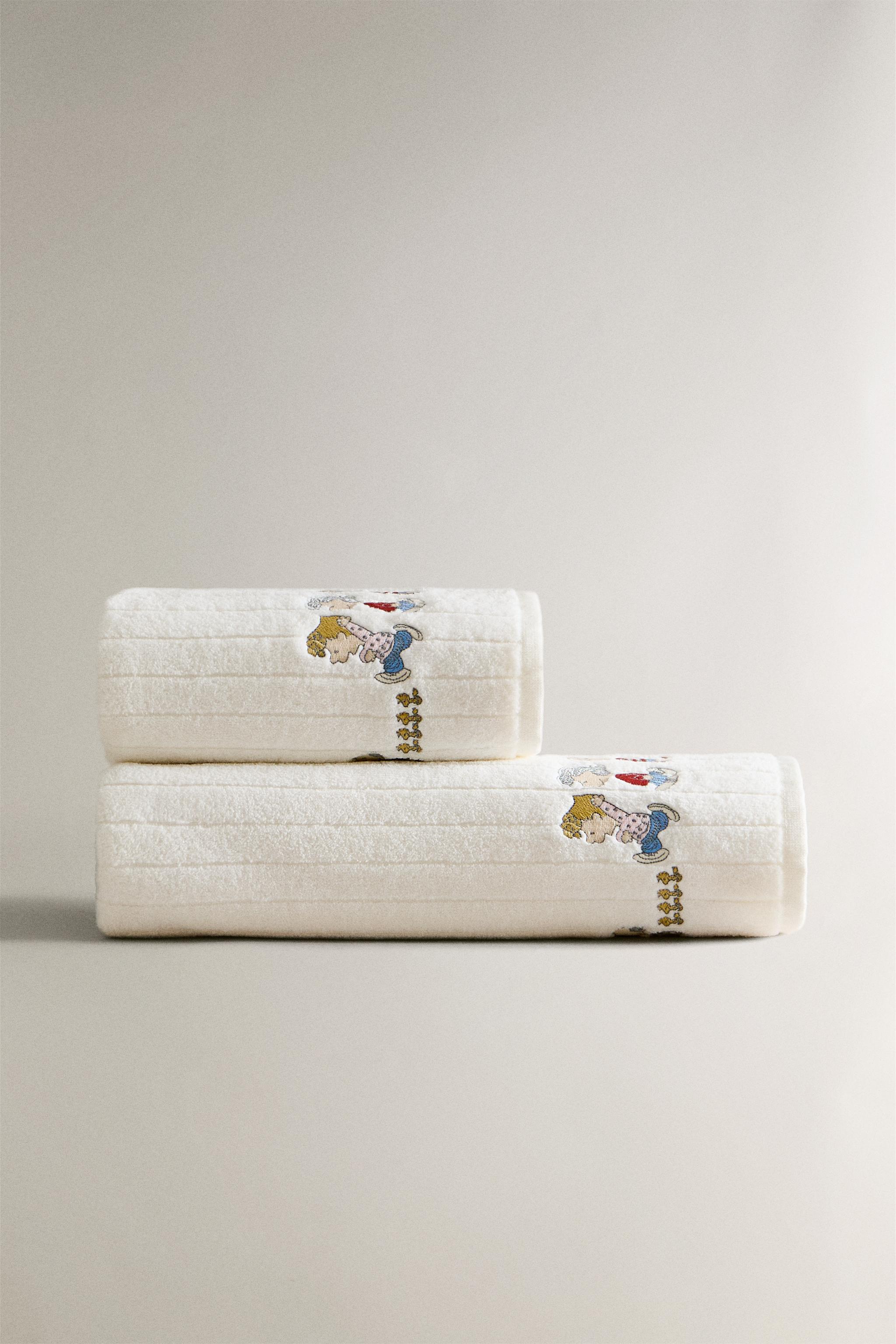 CHILDREN'S VELOUR PEANUTS™ TOWEL