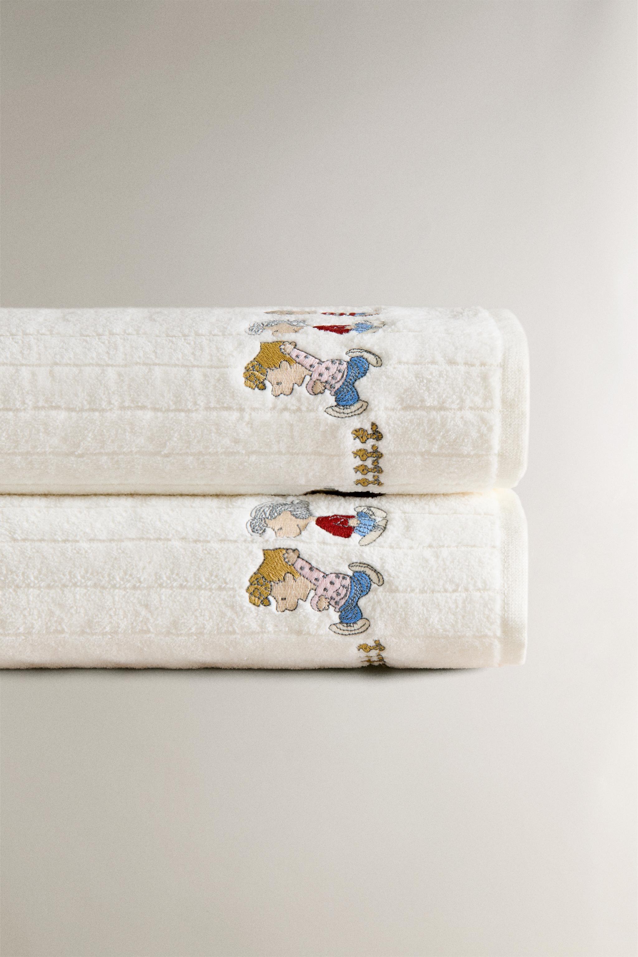 CHILDREN'S VELOUR PEANUTS™ TOWEL
