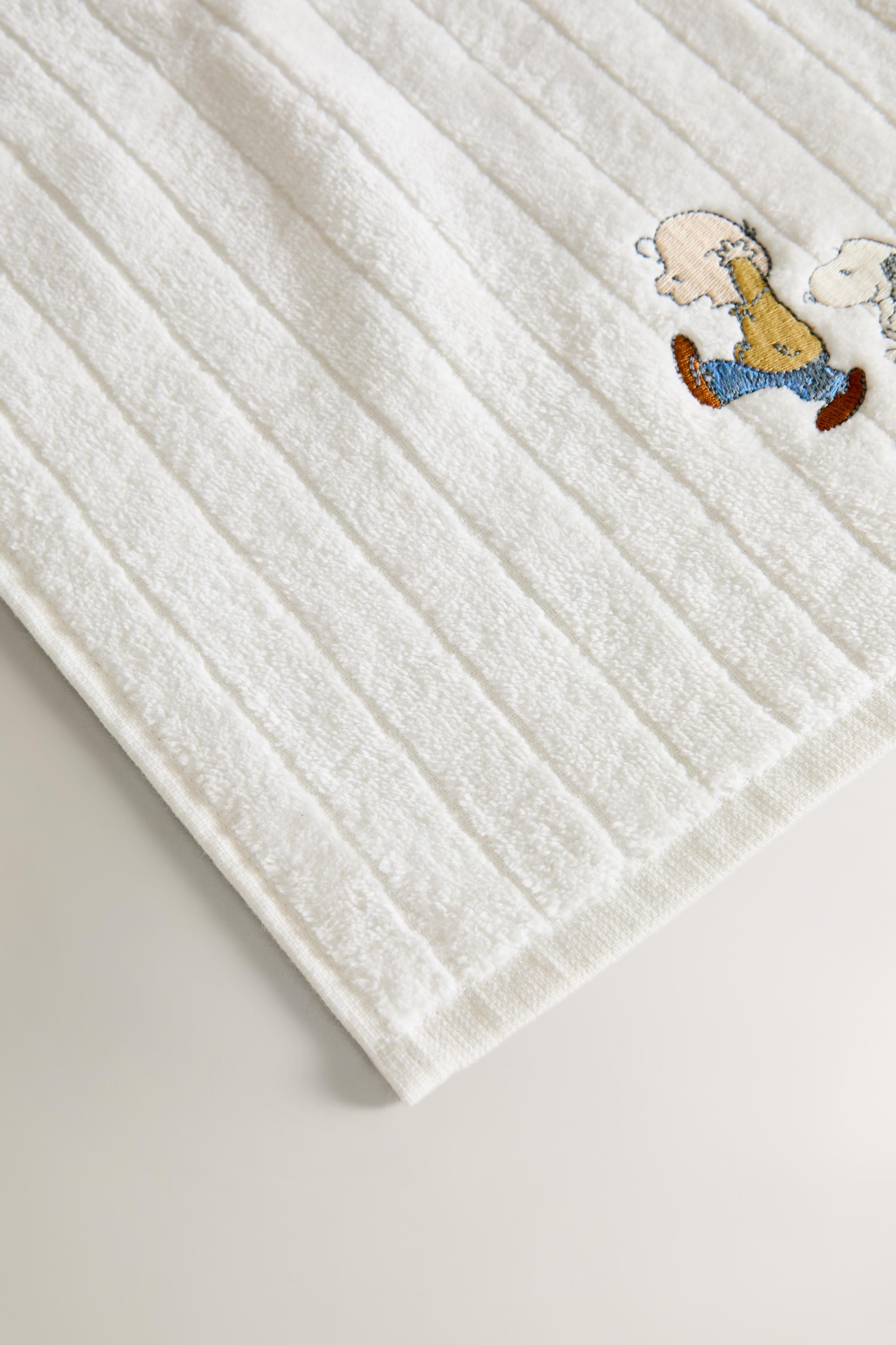 CHILDREN'S VELOUR PEANUTS™ TOWEL