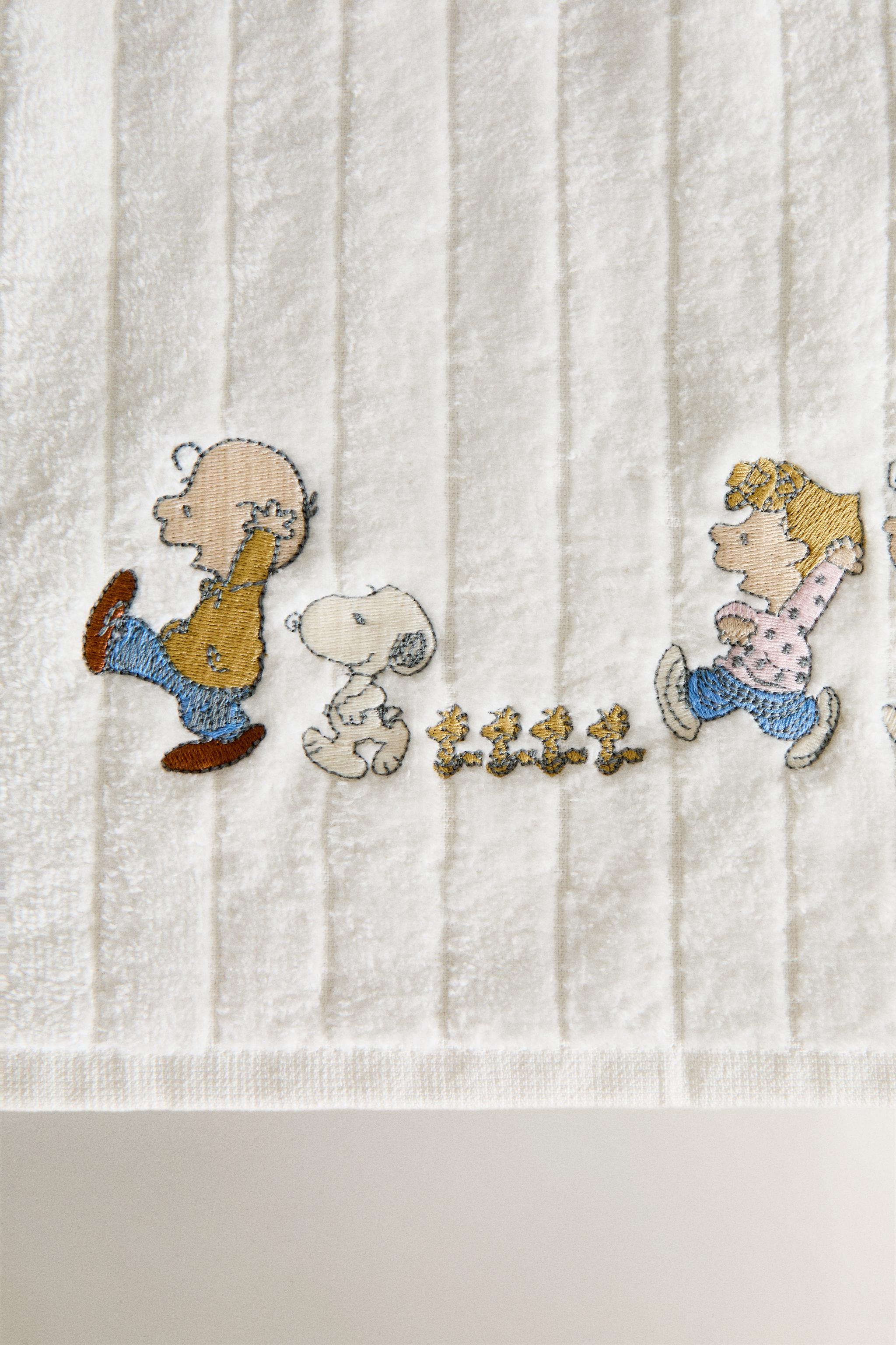 CHILDREN'S VELOUR PEANUTS™ TOWEL