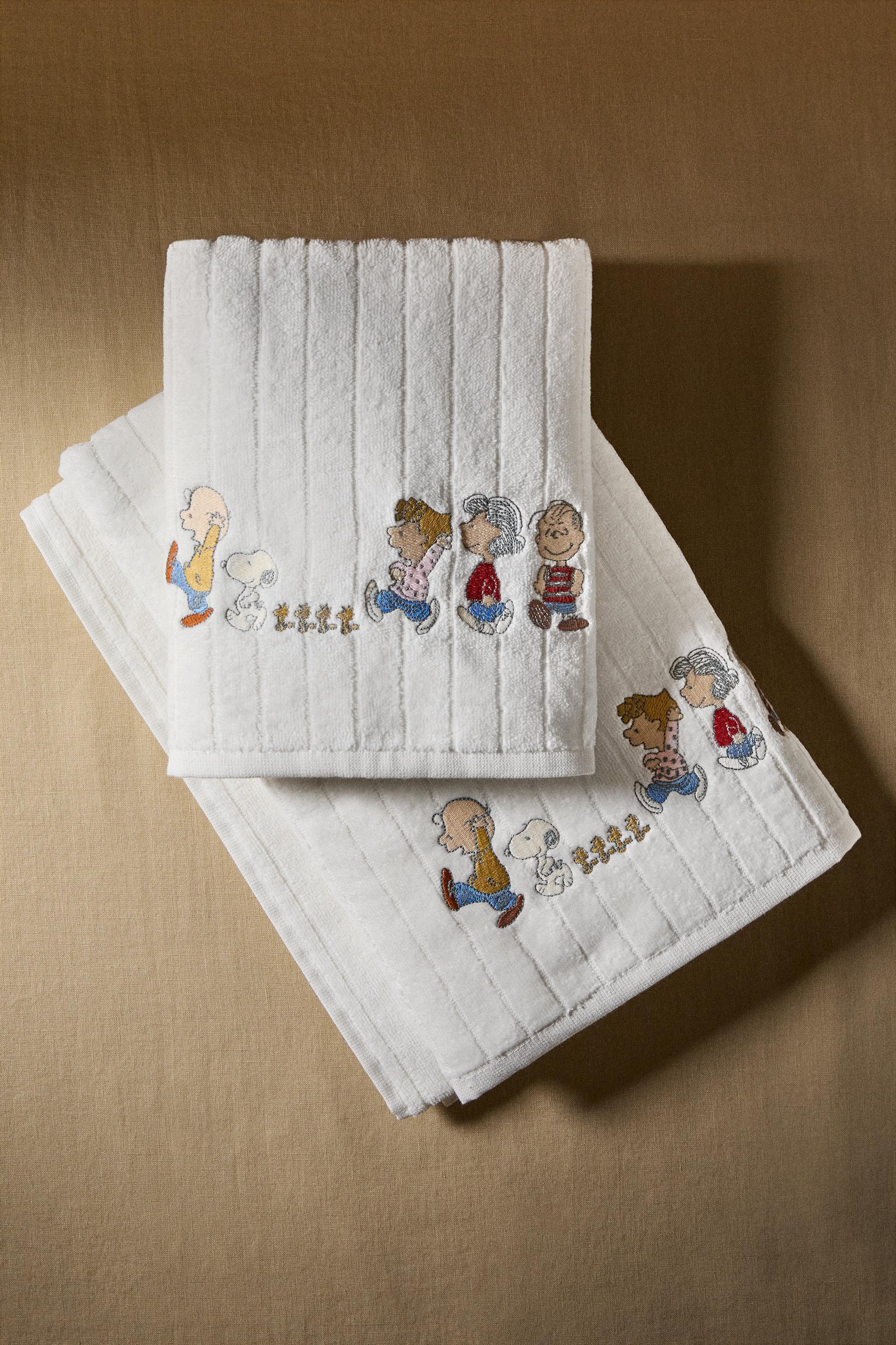 CHILDREN'S VELOUR PEANUTS™ TOWEL