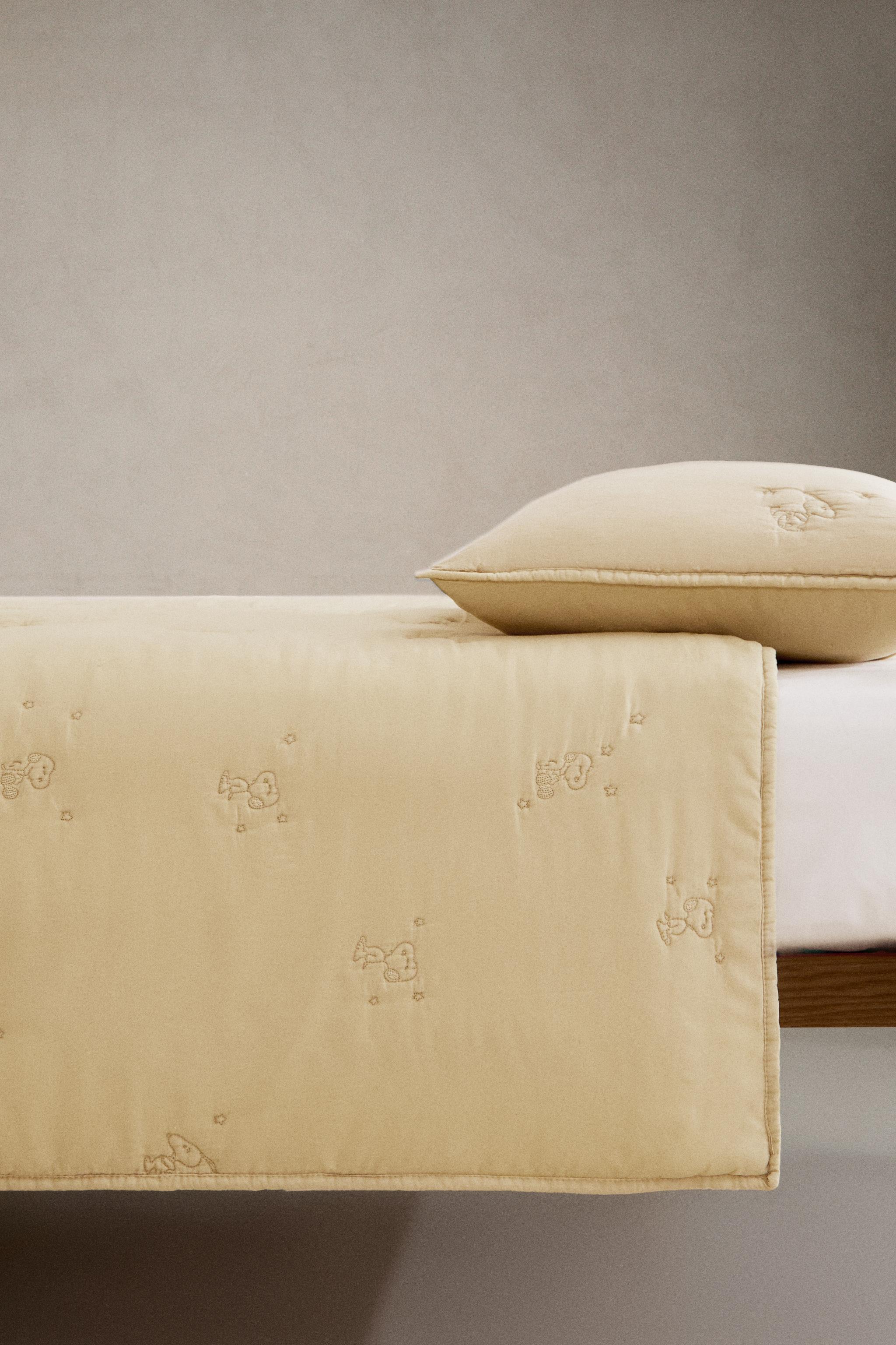 CHILDREN'S PEANUTS™ QUILT WITH TOPSTITCHING
