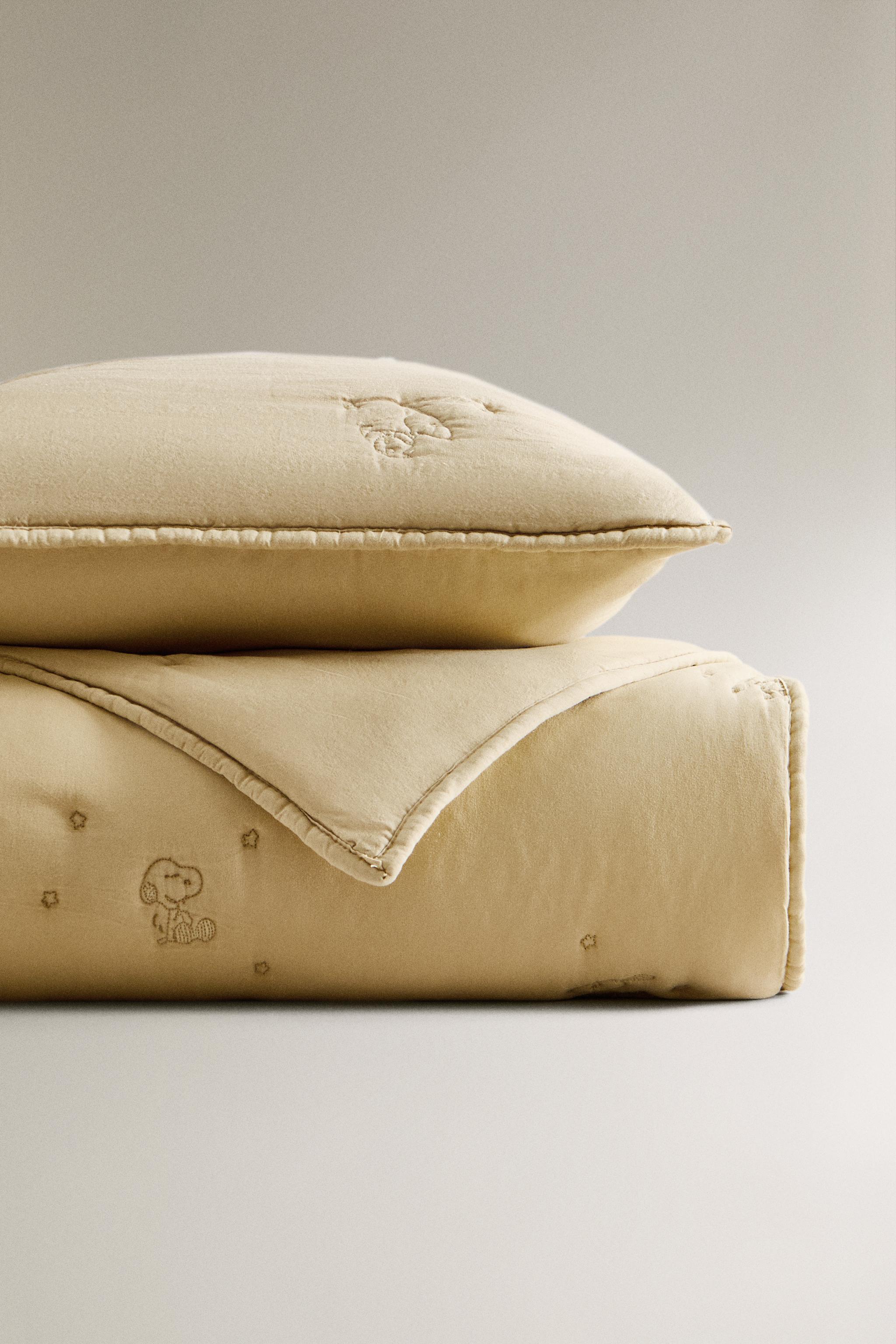 CHILDREN'S PEANUTS™ QUILT WITH TOPSTITCHING