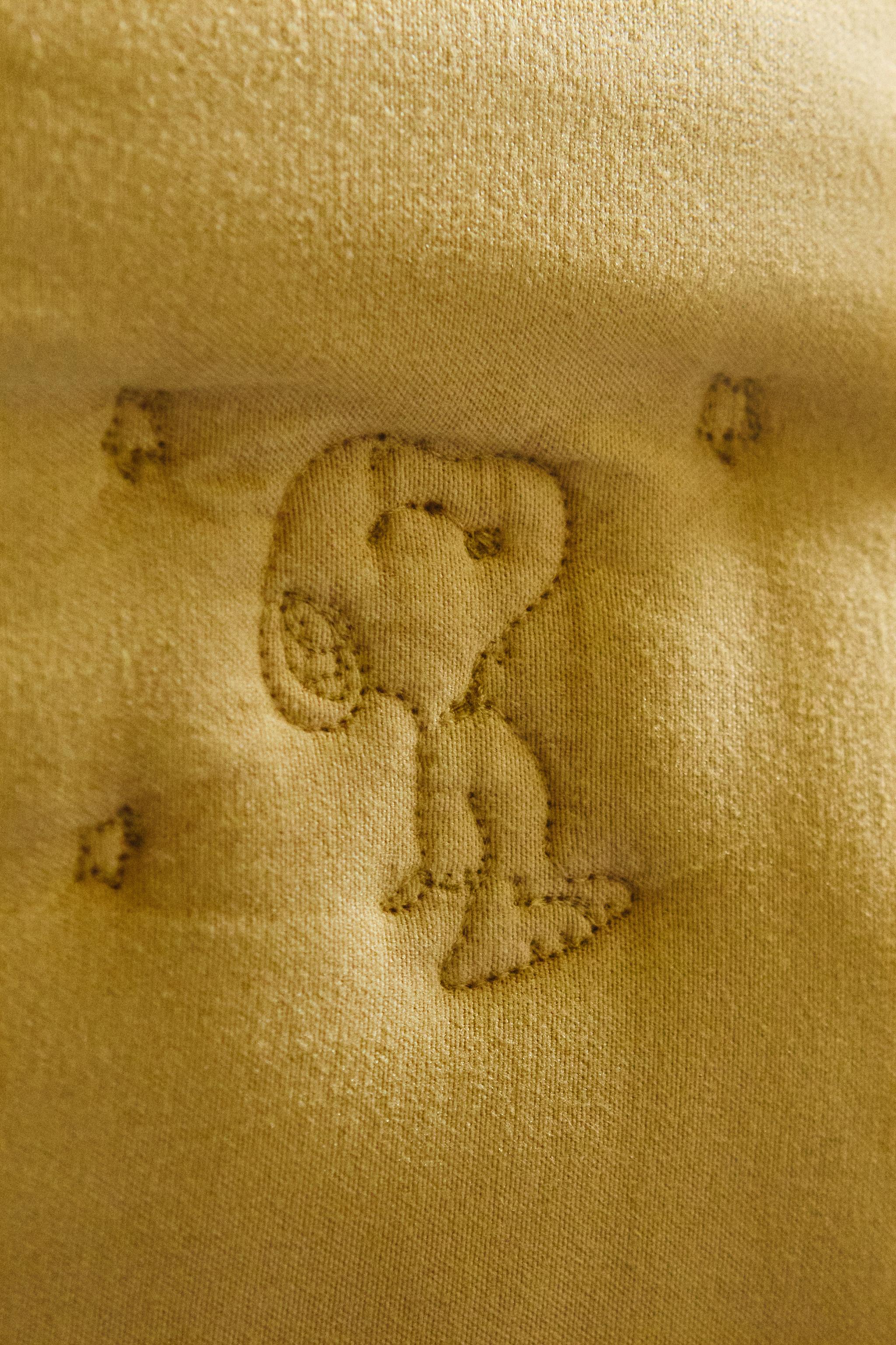 CHILDREN'S PEANUTS™ QUILT WITH TOPSTITCHING