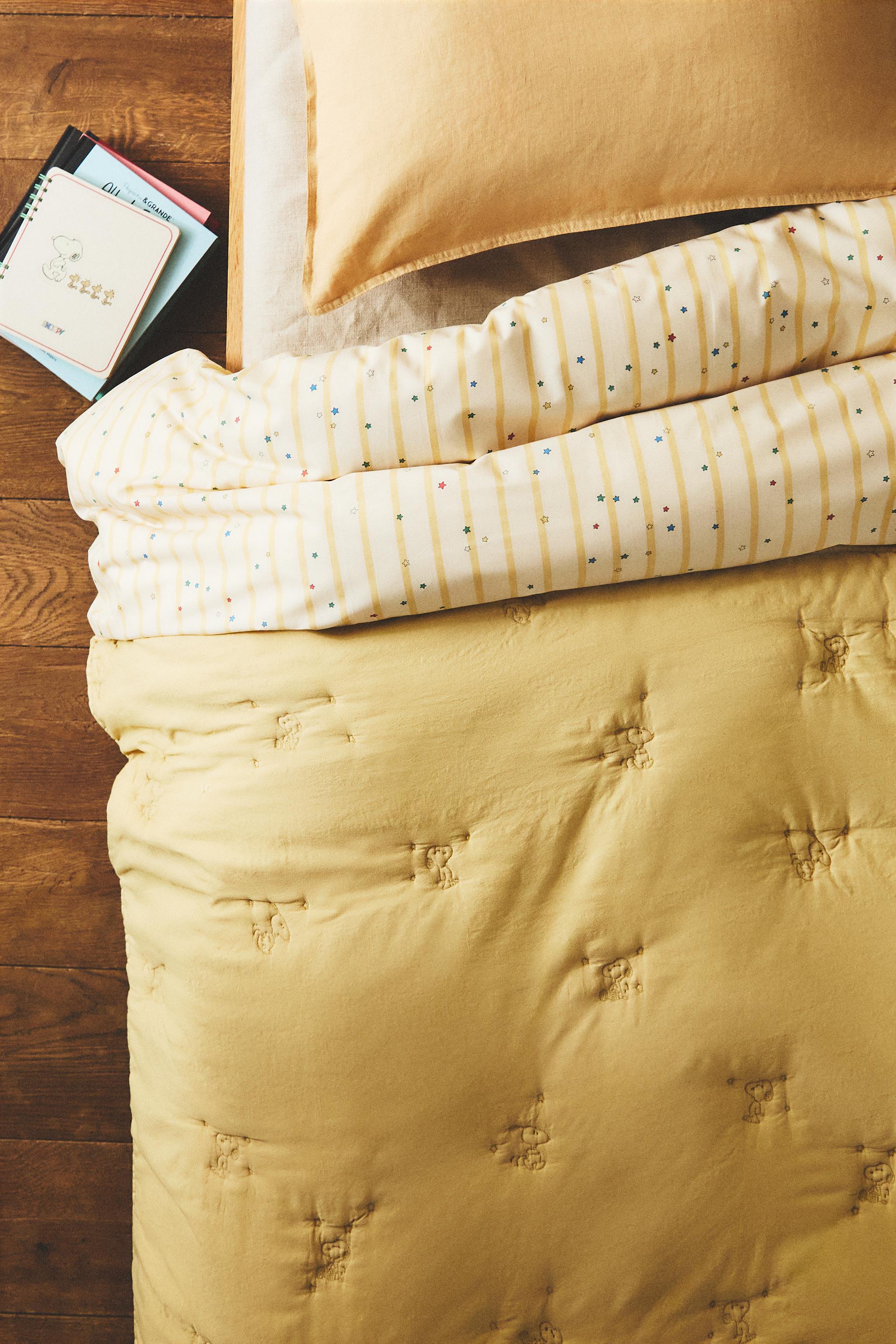 CHILDREN'S PEANUTS™ QUILT WITH TOPSTITCHING