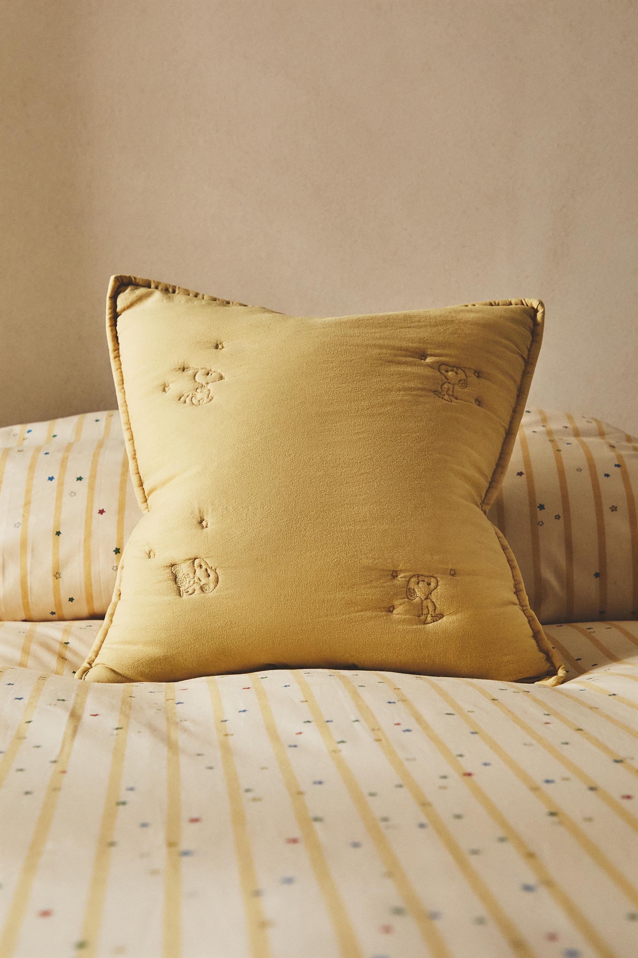 CHILDREN'S PEANUTS™ QUILT CUSHION COVER