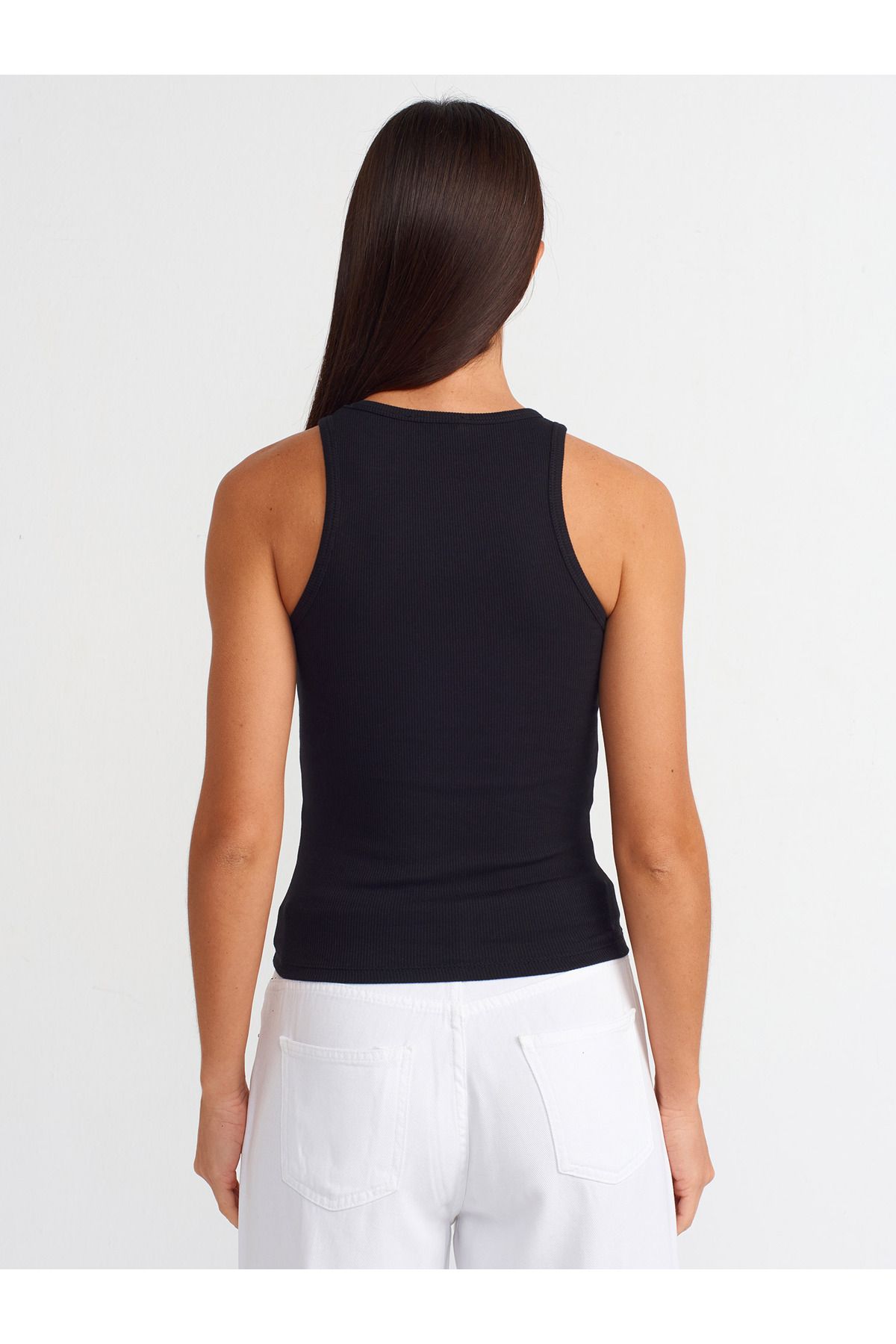 sleeveless T-shirt